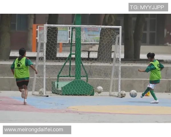 笔记本足球明星的成长之路与梦想追逐的精彩瞬间